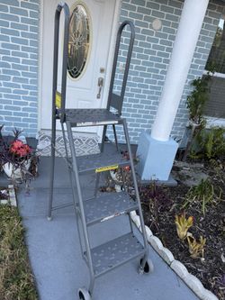 Tri Arc Ladders Folding 450 lbs 4 Step Ladder