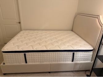 💥 Moving Sale – Queen Bed Frame + Mattress – Excellent Condition 💥