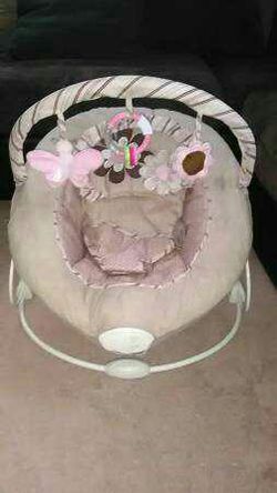 Baby bouncer/ papasan vibrating chair!