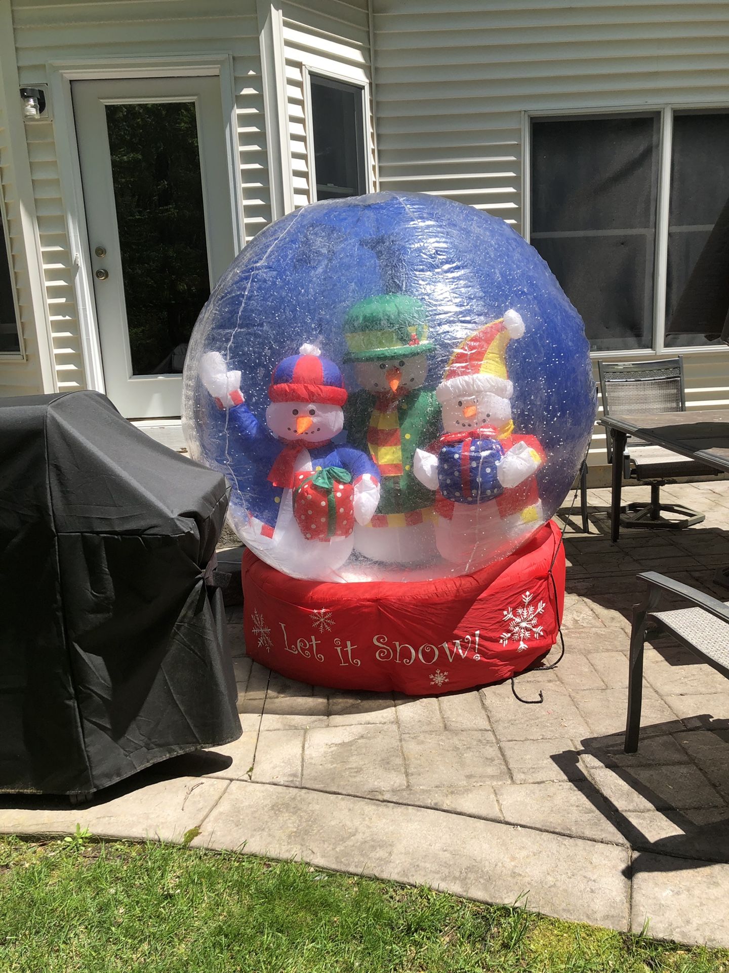 Gemmy Christmas Inflatable snow globe