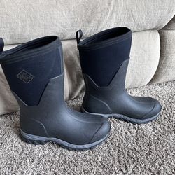 Muck women's Size 9 Snow Boot