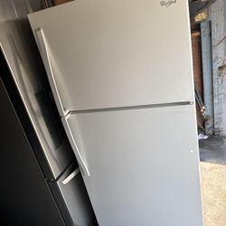 Whirlpool 20.5-cu ft Top-Freezer Refrigerator $225