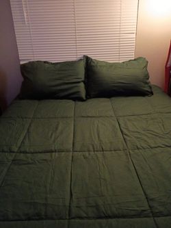 Brand New Queen comforter with 2 pillow shams