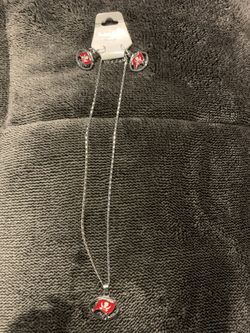 Earings and necklace set