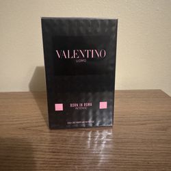 Valentino Born en Roma Intense