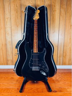 Fender Stratocaster w/ Fender Hardshell Case MIM