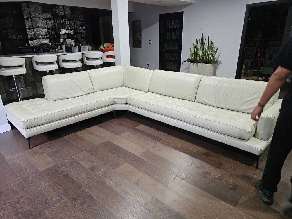 Sectional sofa in Leather, made in Italy
Pick it up zip code 20166