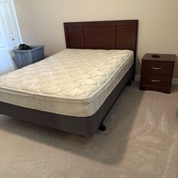 Queen Bedroom Set W/ Dresser & Night Stand - Excellent Condition 