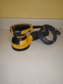 DeWalt DWE6423 -5 in speed adjustment palm sender like new