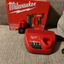 Milwaukee
M12 12-Volt 23-Gauge Lithium-Ion Cordless Pin Nailer battery 1.5ah and Charger 