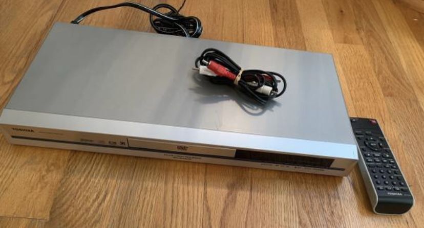 Toshiba SD-K750SU DVD Player with Cords and Manual
