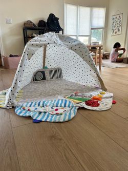 Lovevery mat and baby cards