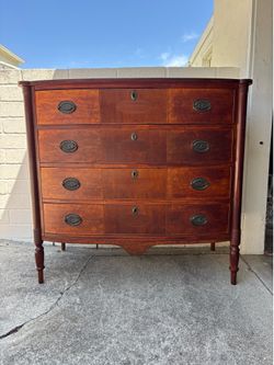 Antique Federal period bowfront chest of drawers / dresser