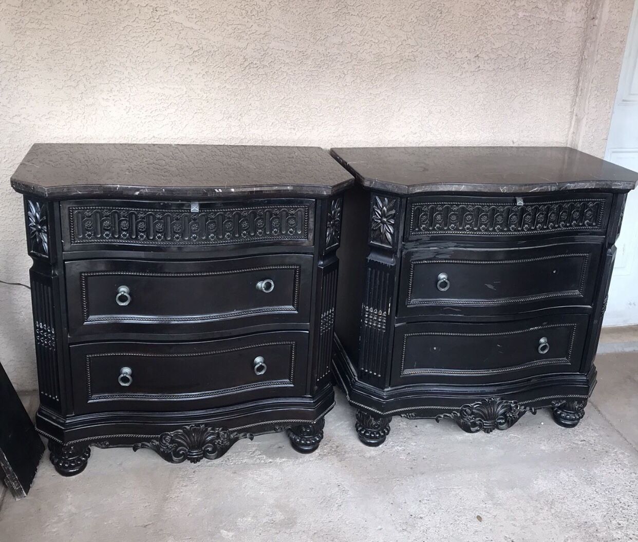 Gorgeous Set of two Nightstands Britannia Rose European Design