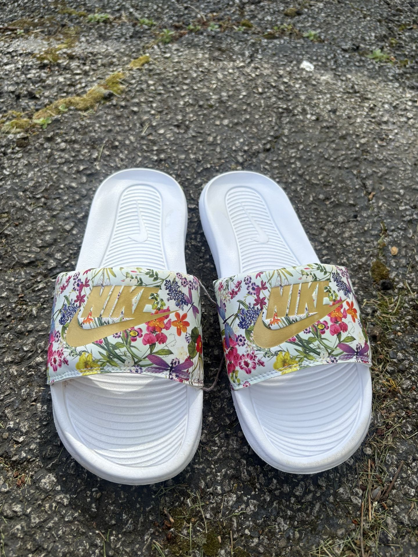 Women’s Nike victori one slides 8