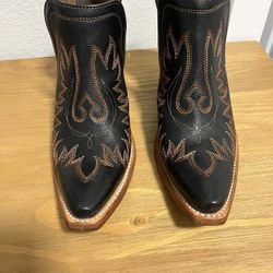 Women’s Ariat booties 