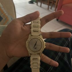 Reloj fashion color crema/dorado, necesita batería, en buen estado estético general, se vende tal como esta.