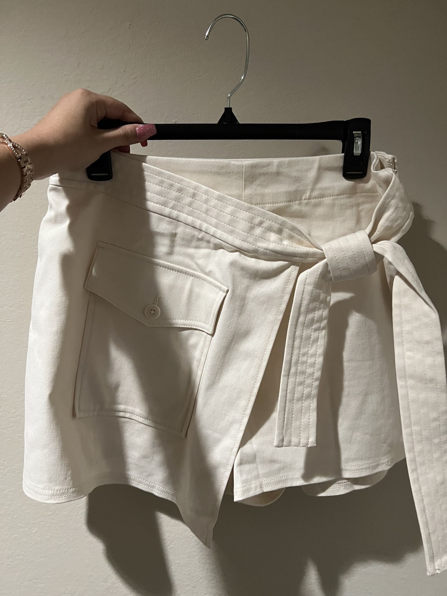 HIGH WAISTED TIE WAIST MINI CARGO SKORT