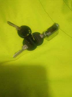 Lock bezel  comes with 3 keys