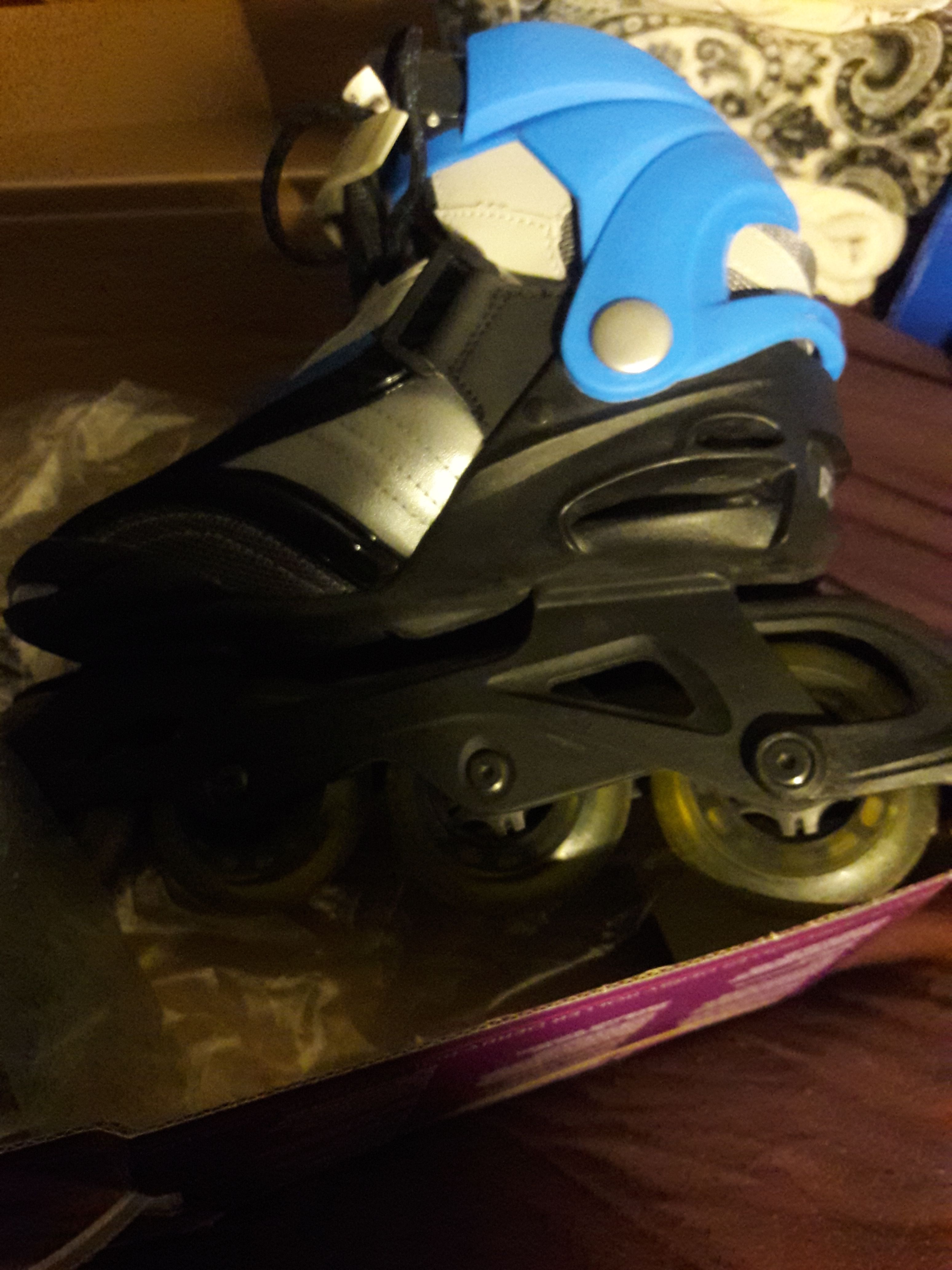 Womens Brand New Roller Blades size 8 with knee pads $10