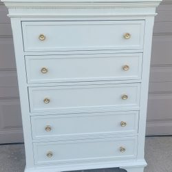 BEAUTIFUL WHITE DRESSER BY COASTER 5 DEEP DRAWERS GREAT SHAPE/ GOLD HARDWARE 36X19X49 LIKE NEW