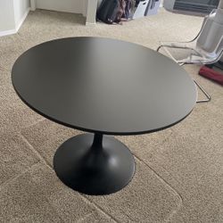 black dining table 