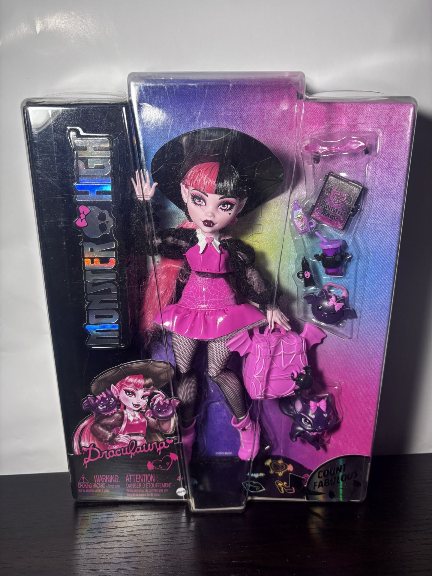 Monster High Draculaura Doll with Pet Bat-Cat Count Fabulous, Accessories, Like Backpack, Spell Book, Bento Box