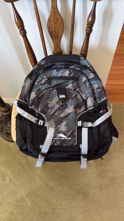 HyghSierra backpack Camo 33L brand new.