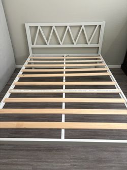 Bedframe white. Twin