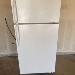 Frigidaire 18.2 Cu. Ft. Top Freezer Refrigerator GREAT WORKING CONDITION GARAGE KEPT AS EXTRA $200