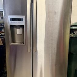 LG side-by-side refrigerator in stainless steel. Model LSC27914ST, manufactured 2007.