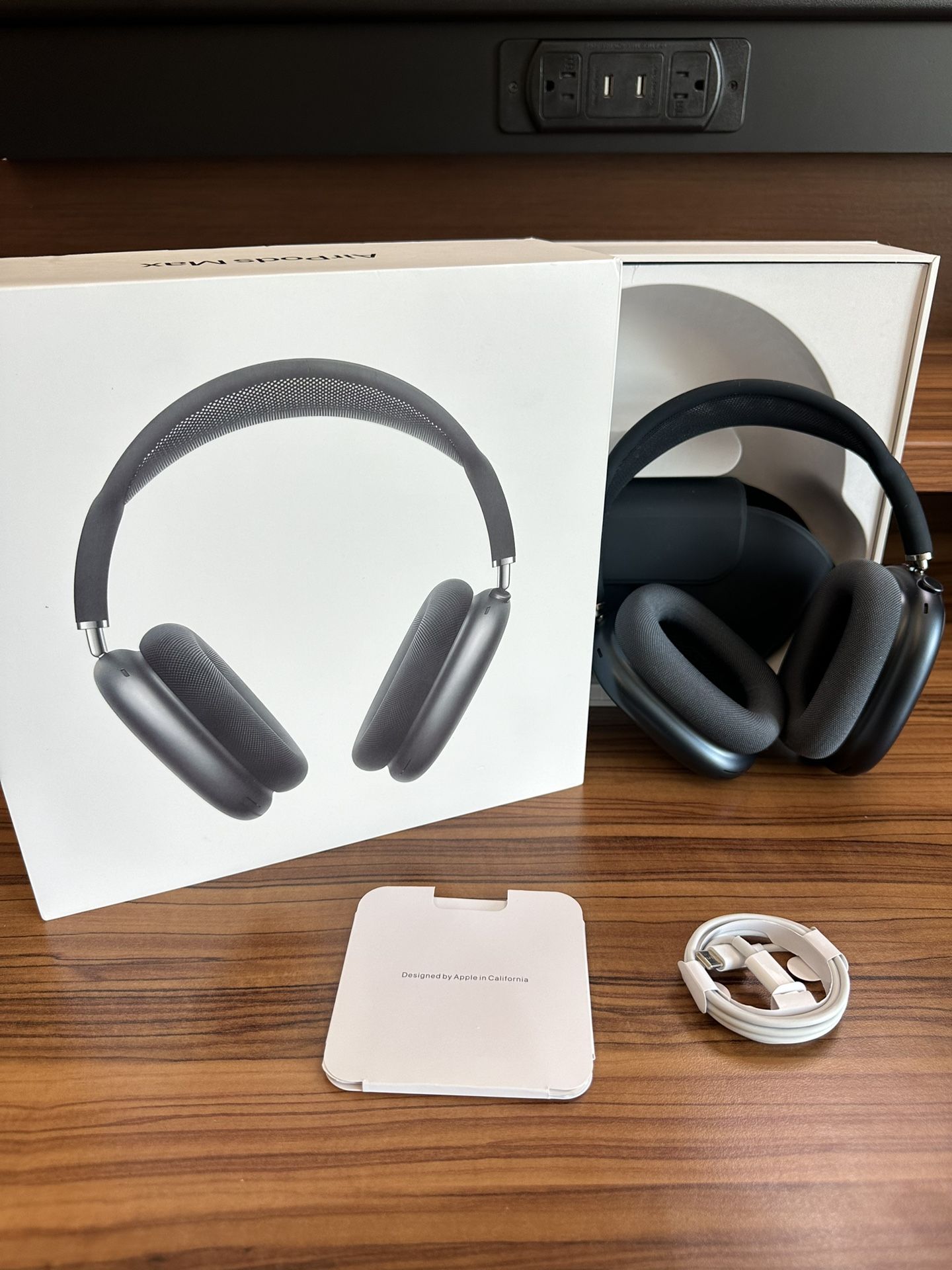 AirPod Max Midnight Black with Smart Case and Charger