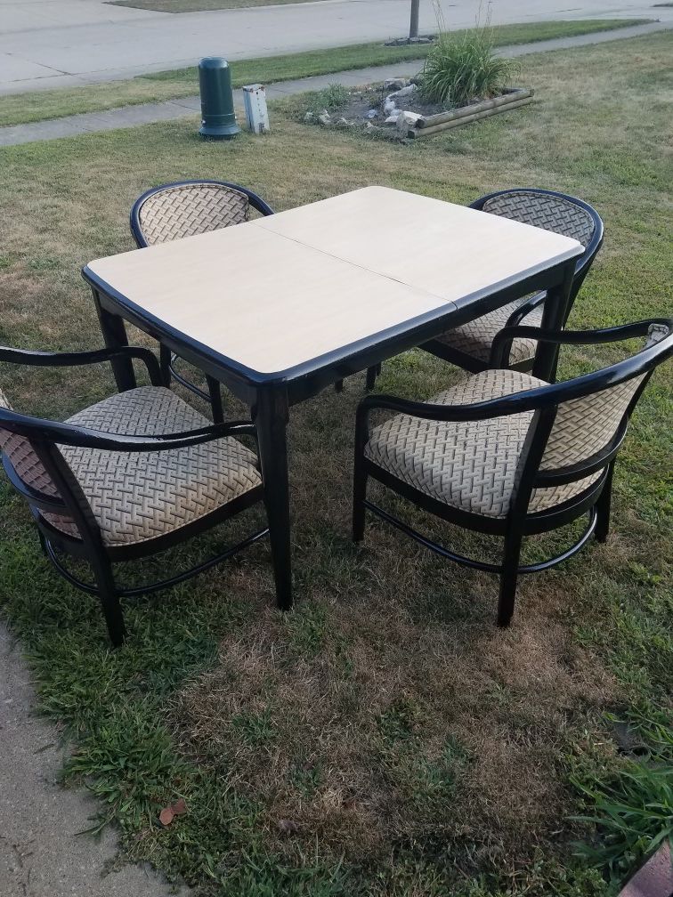 Dinner Table With Cushioned Chairs