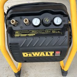 DEWALT 2.5 Gal. Portable Electric Heavy Duty 200 PSI Quiet Air Compressor 676