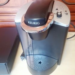 Keurig K140 Commercial Brewing System With Coffe Storage  In Good Working Condition