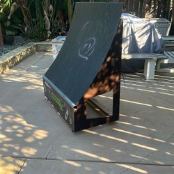 Skateboard Quarter Pipe