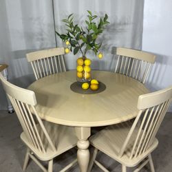 Round Kitchen Dining Table With 4 Windsor Chairs / Comedor De Mesa Redonda Y 4 Sillas 