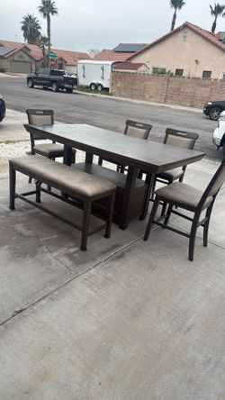 Benchcraft Table And Chairs