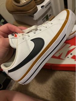 Women’s Nikes size 8