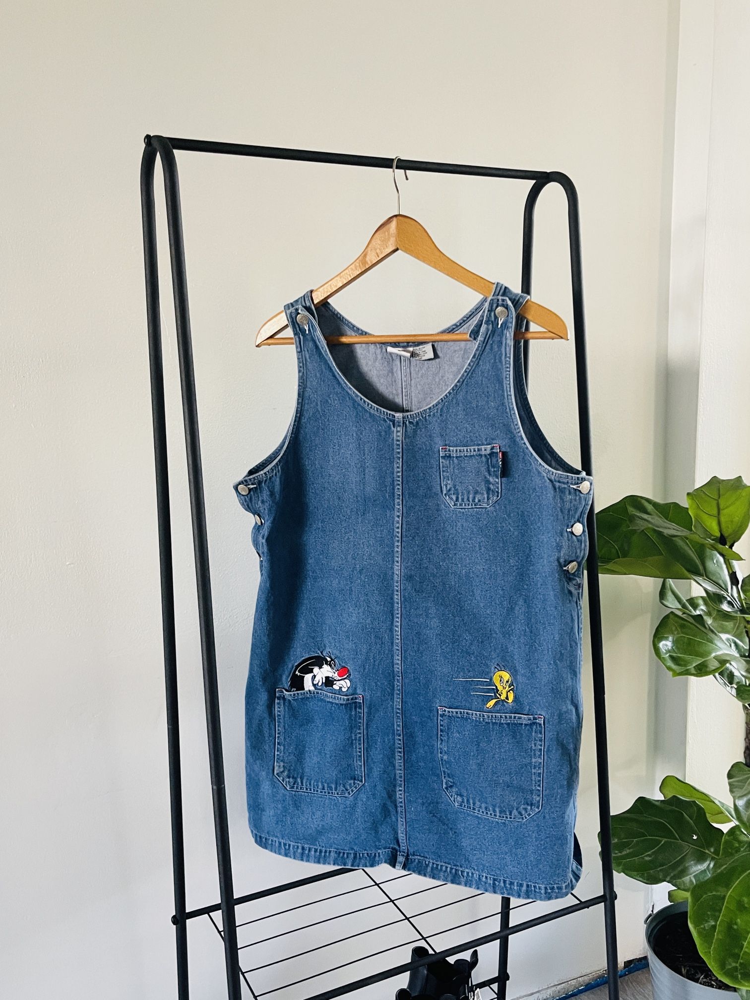 Looney tunes overall dress denim jumper dress 90s mini jean pinafore shift 1990s Warner brows blue .  Bin K