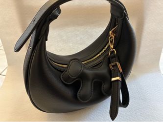 Adjustable strap  black purse .