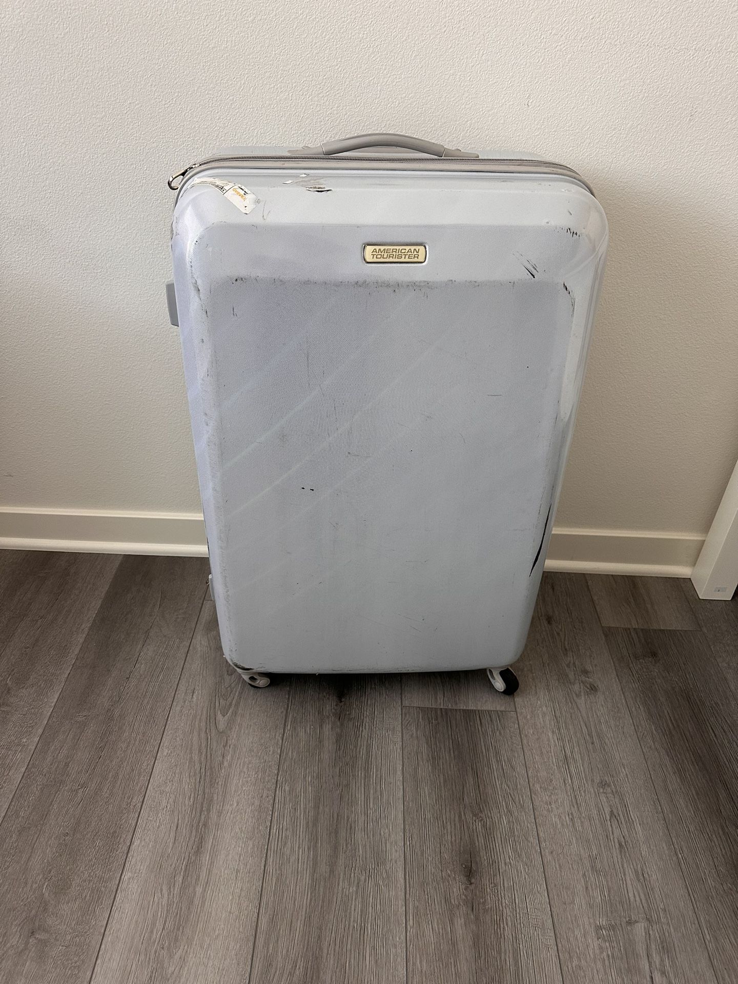 American tourister 29” check in expandale spinner luggage. used once like new one scracth