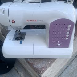 Singer Scurvy Sewing Machine 