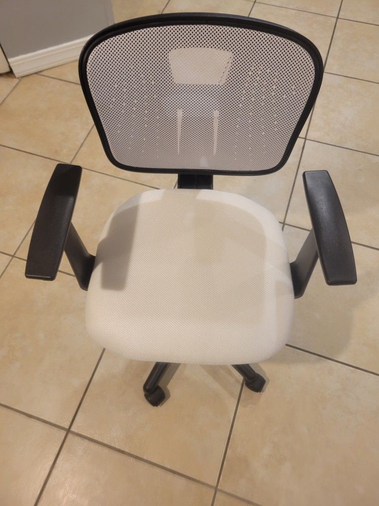 White Mesh Swivel Office Chair