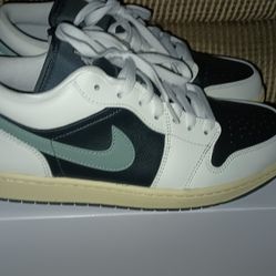 Women Size 12 Jordan 1 Low, Men Size 10.5.11