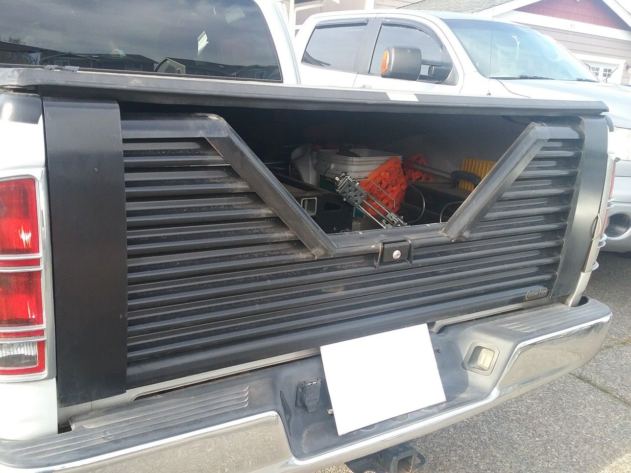 Fifth wheel tailgate