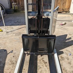 Hand Forklift 12v Charger, Self Contained. 8ft. 1500lb.