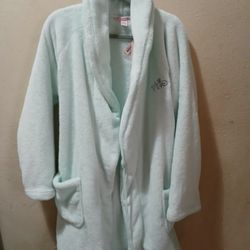 Brand New Angel Victoria's Secret Plus Cozy Robe Mint Green Size Medium And Large Brand New Belted Pocket And Tie It's An Excellent Condition Brand Ne
