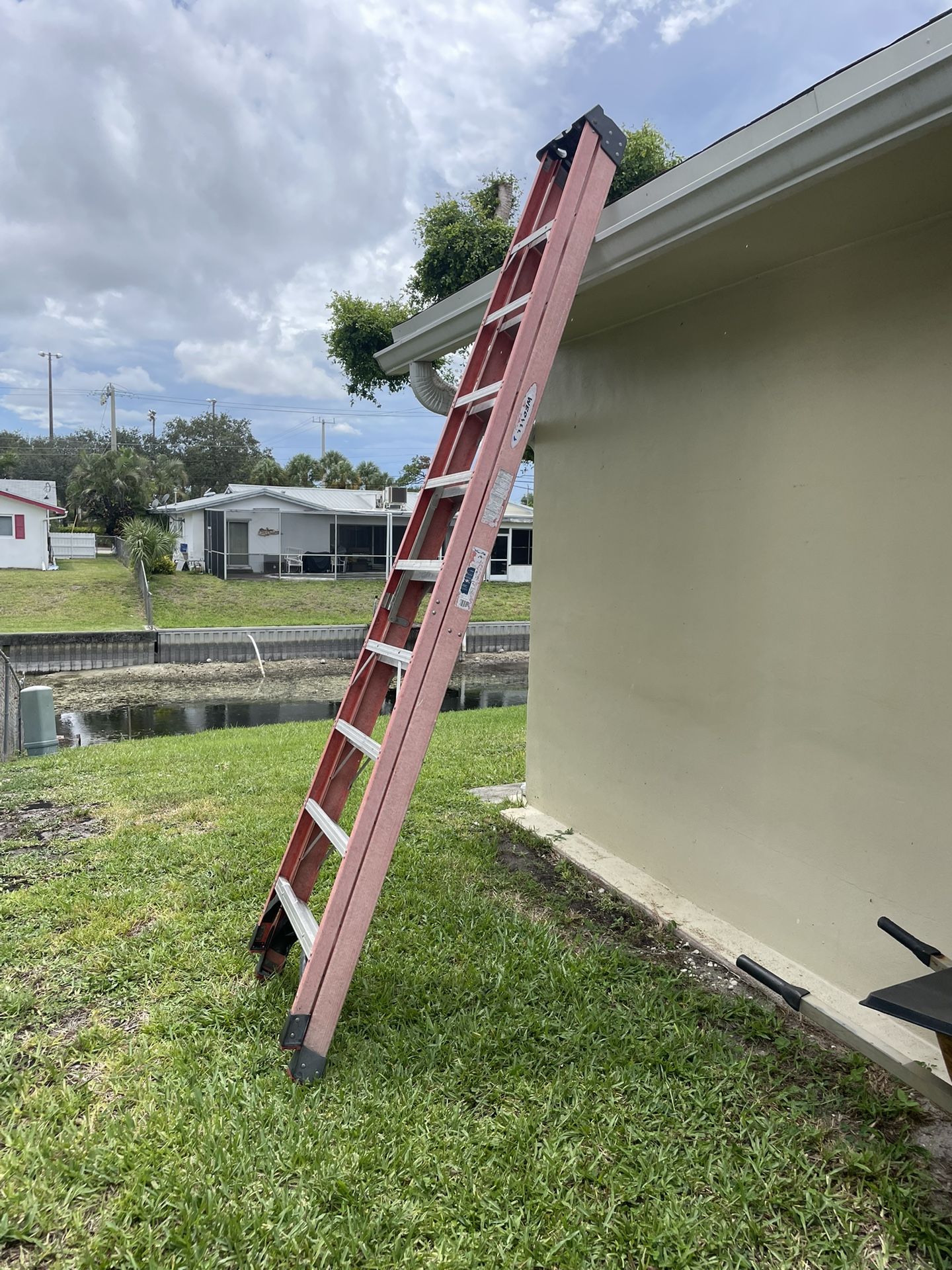 Large 10 foot fiberglass ladder great shape works great