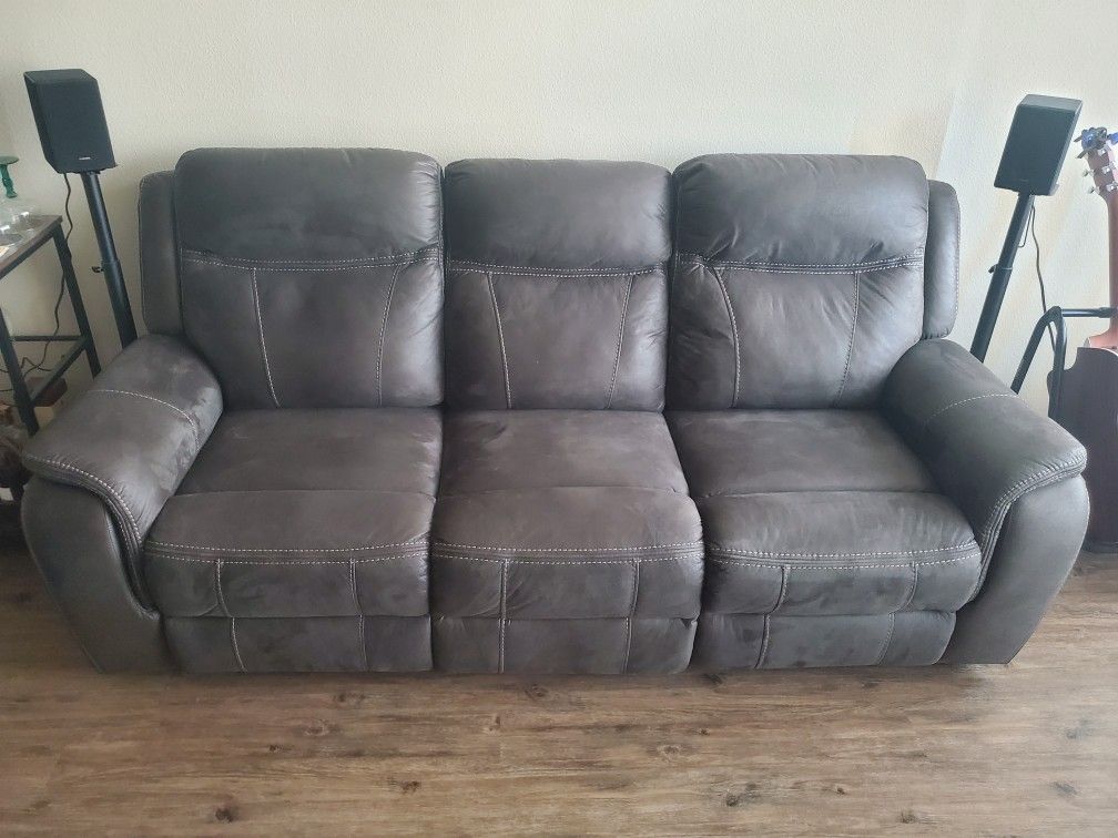 Living Spaces Griffin Grey 87'' Power Reclining Sofa